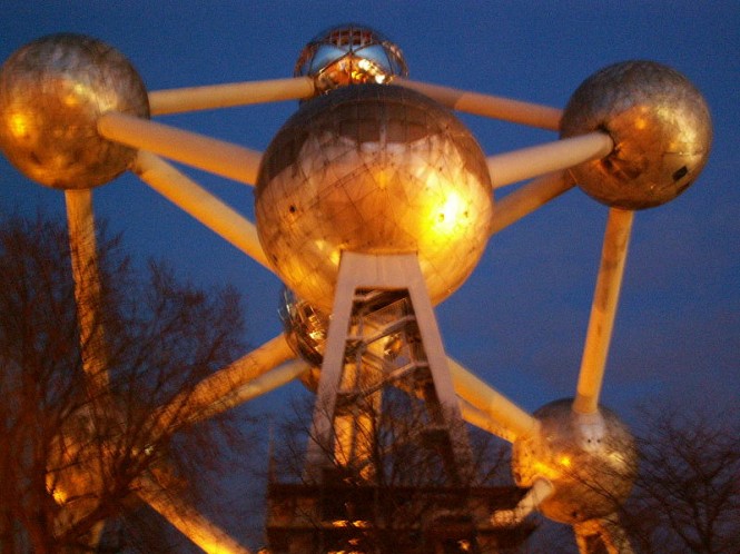 800px-Az_Atomium_éjjel