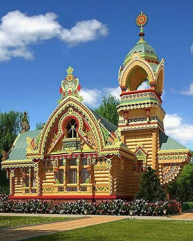 alt="Russian Wooden House"